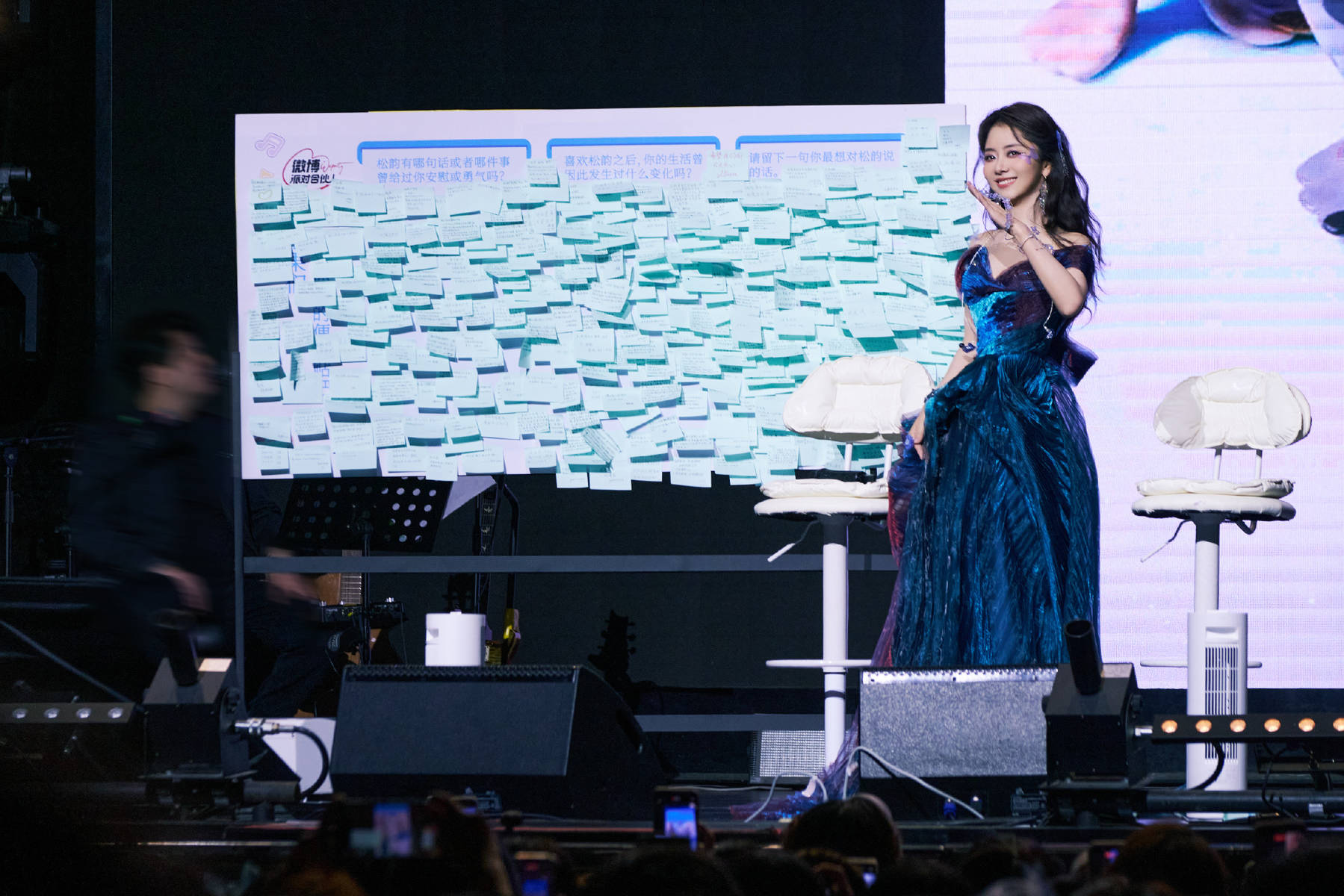 谭松韵蓝紫抹胸裙唯好意思动东说念主 宛若幻蝶少女魔力富余