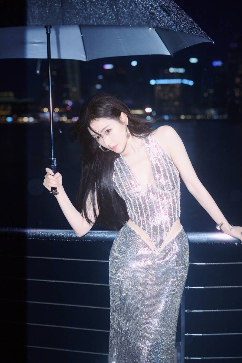 张天爱穿深V长裙杰出吸睛 撑伞回眸尽显练习迷惑