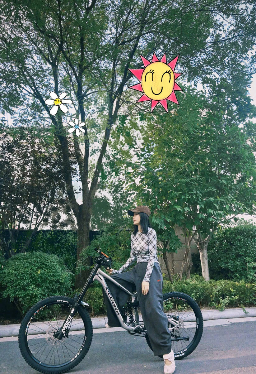 秦岚分享生活美照 户外骑自行车去兜风好惬意