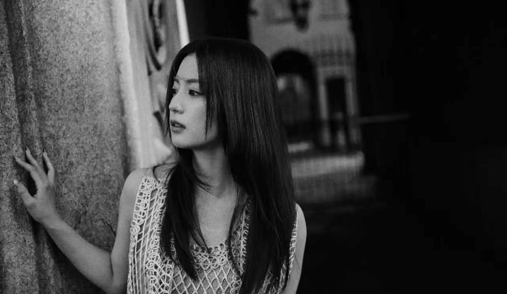 张雅钦穿镂空蕾丝背心 侧颜清冷尽显疏离破碎