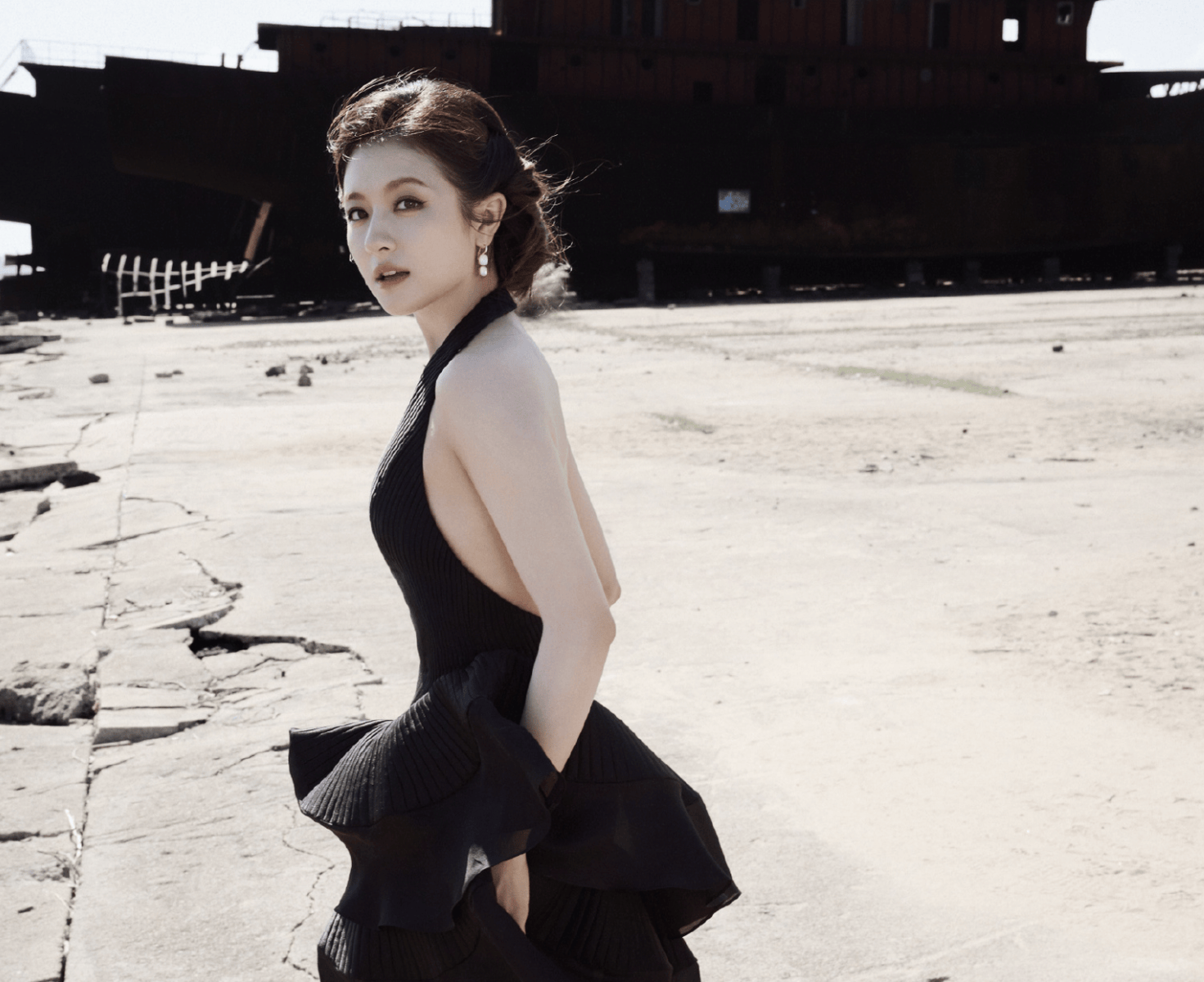 李兰迪挂脖深V礼裙勾勒身材线条 盘发造型精致利落