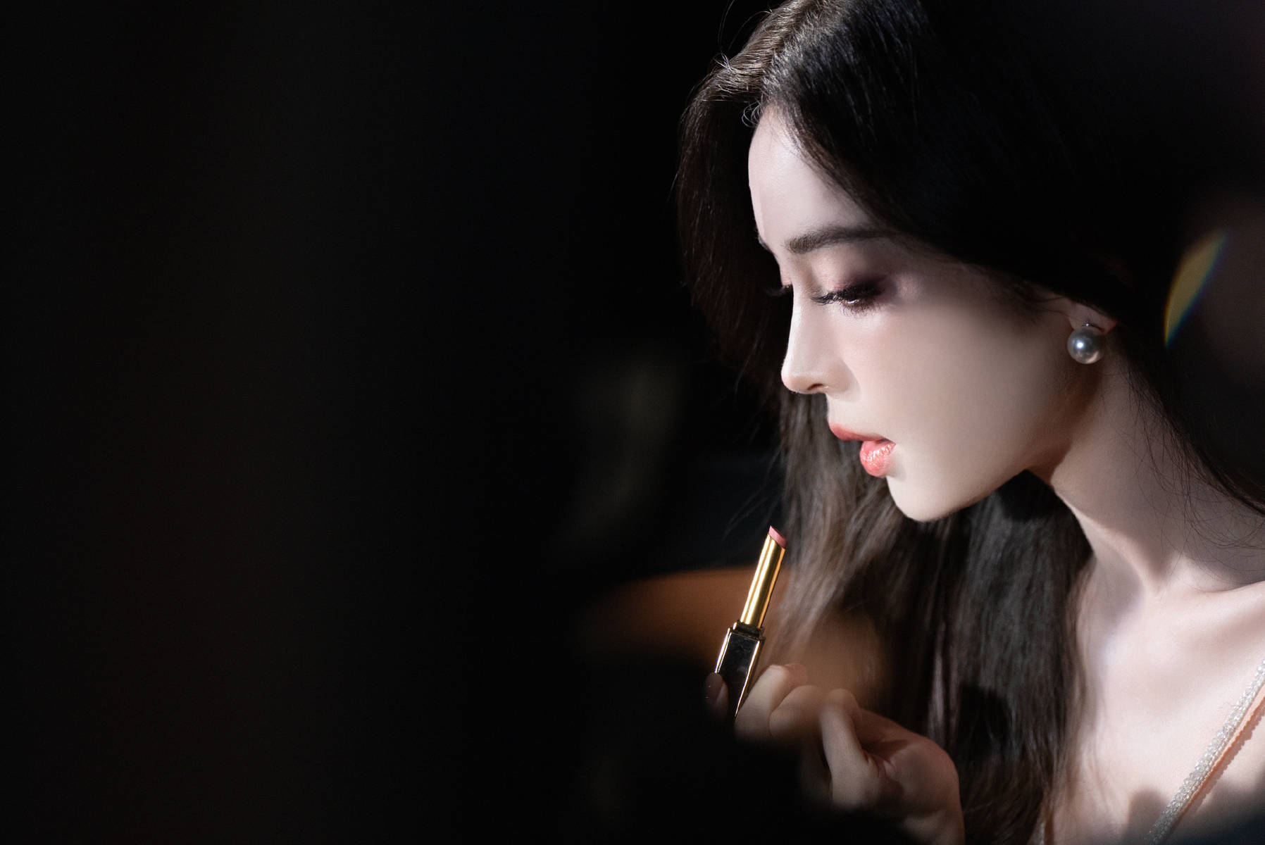 新疆美女太养眼!娜扎穿白色轻纱吊带裙纯欲感拉满