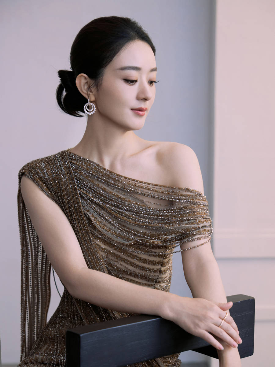 赵丽颖穿斜肩托尾礼服气质佳！笑容温婉魅力十足