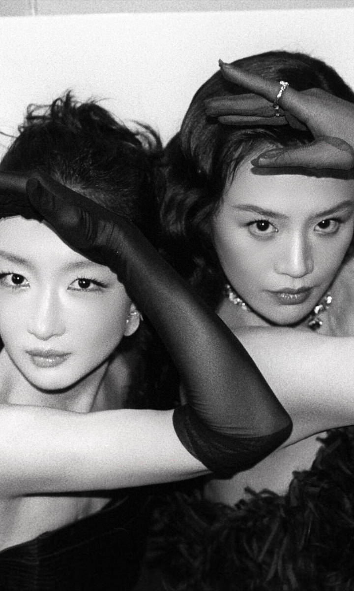 周冬雨马思纯拍黑白胶片合照 互相依偎亲密无间