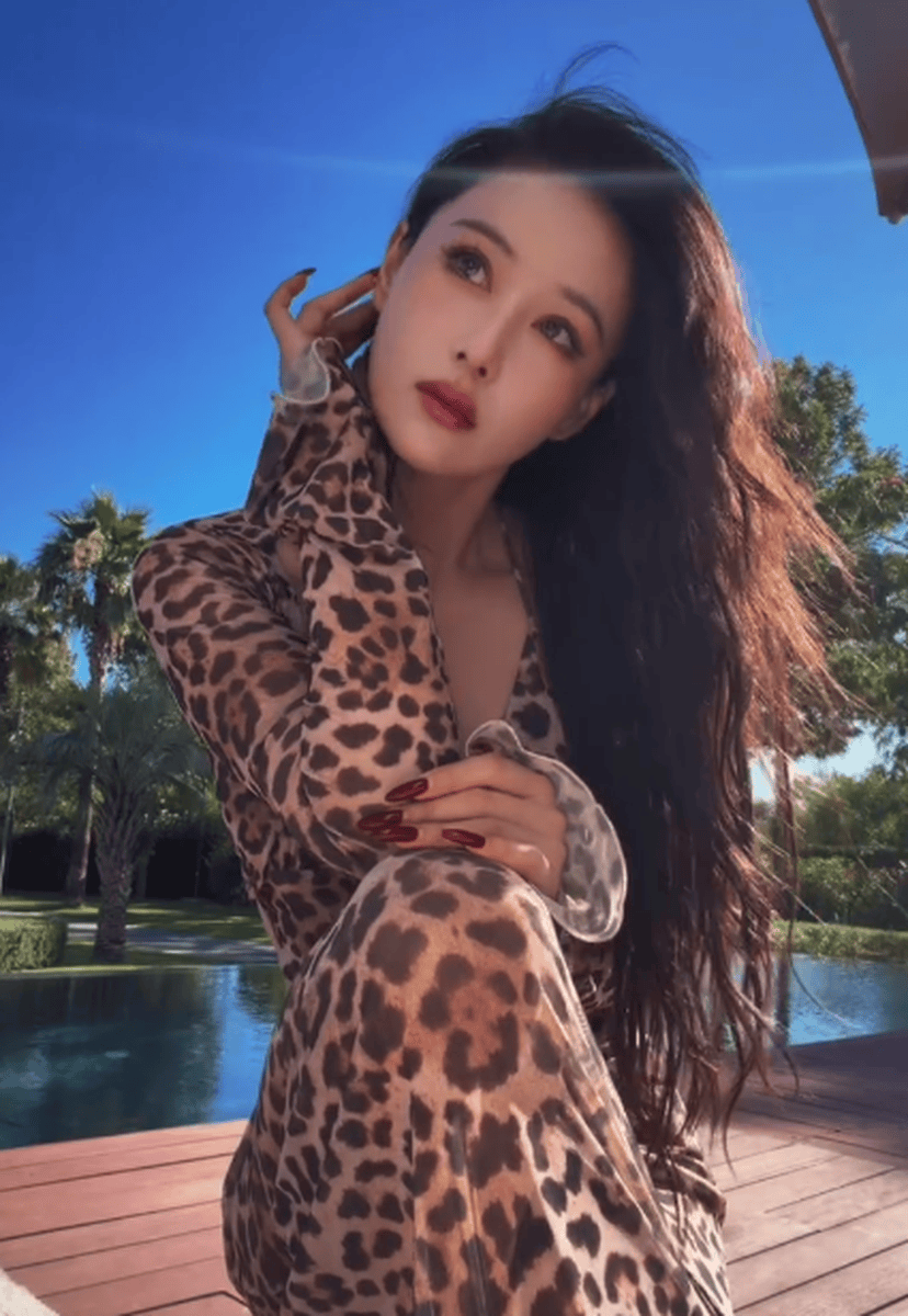 张馨予穿豹纹连衣裙度假 妩媚撩人身材火辣