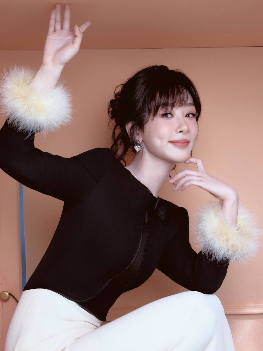 杨紫穿吵嘴裙勾画唯妙身姿！宛若热心令嫒气质在线