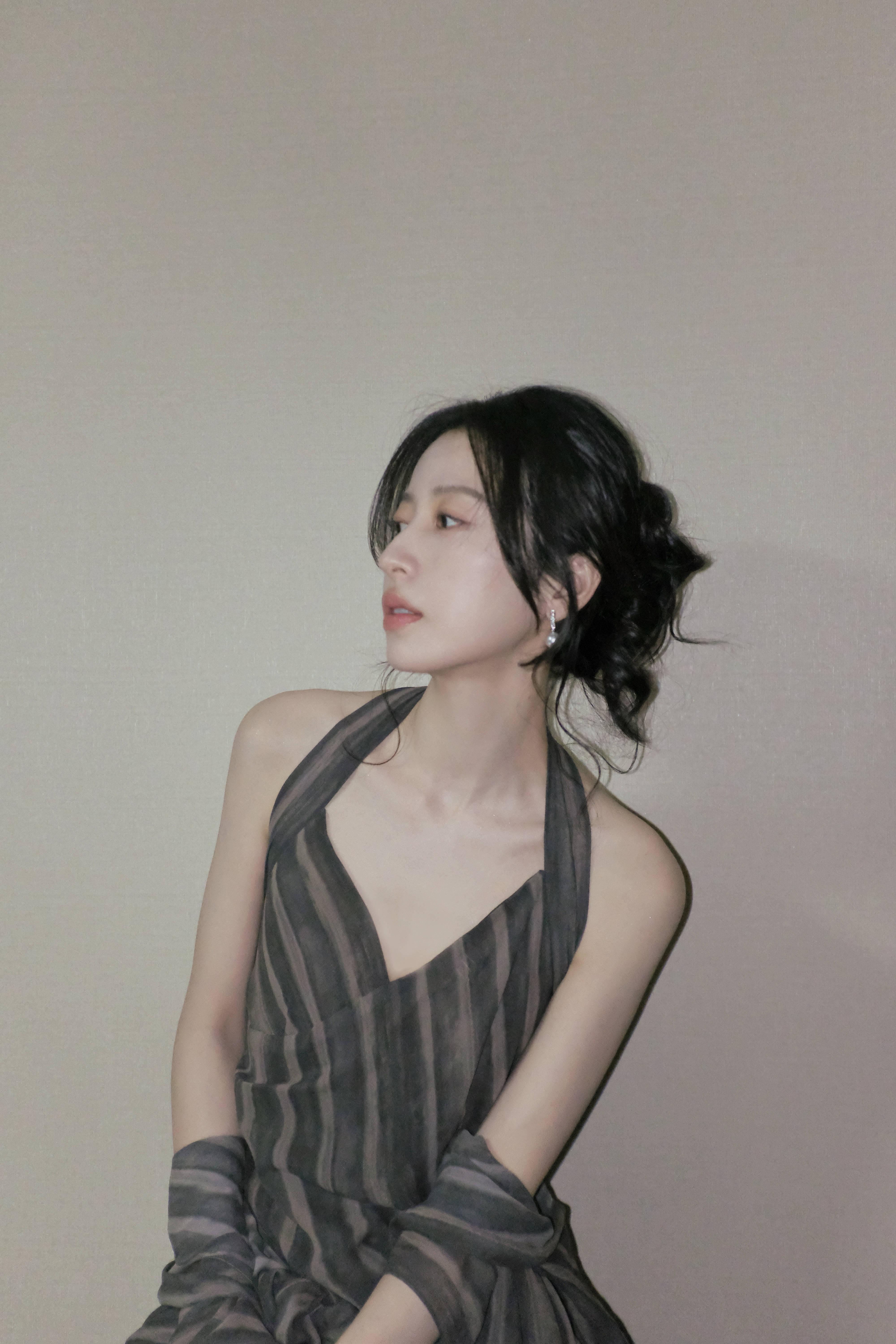 周雨彤穿挂脖长裙慵懒未必 锁骨线条吸睛性感迷东说念主