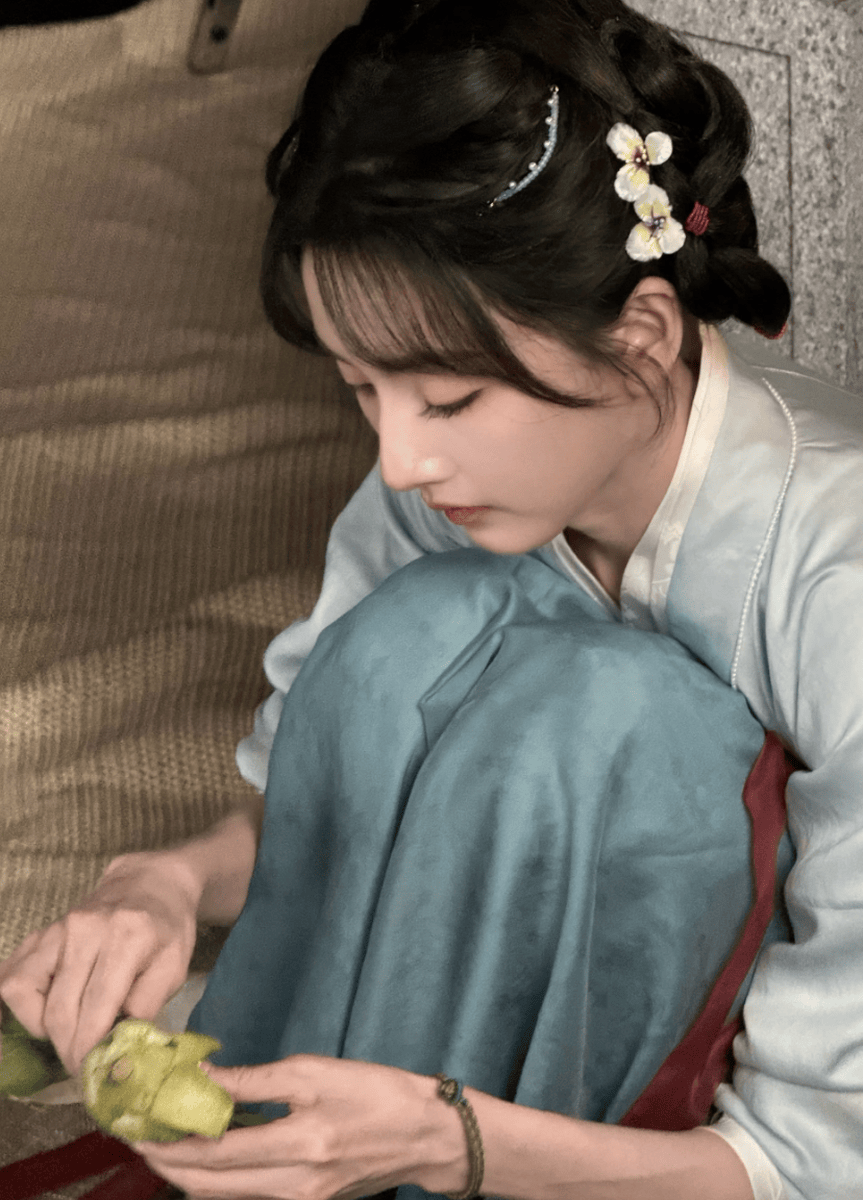 宋祖儿变身软萌小厨娘 抱着菜篮子乖巧可儿