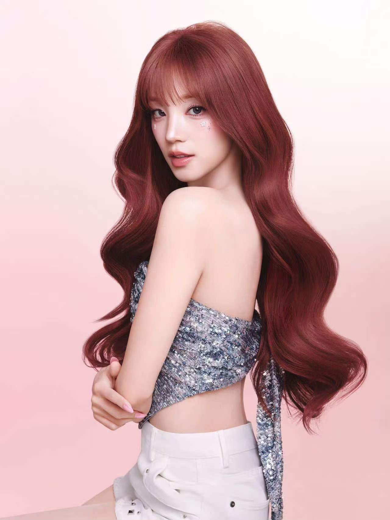 宋雨琦红棕鬈发甜辣元气 亮片抹胸配吉他气场全开