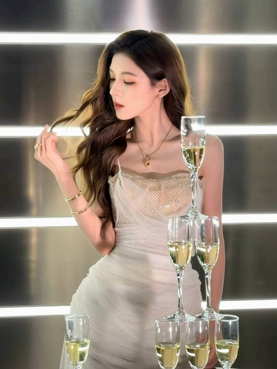 张予曦穿白吊带短裙灵动可爱 身材纤细明媚又大方