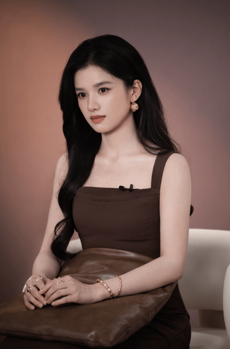 张婧仪穿棕调吊带裙肩颈诱人 手拿竹杖笑容甜美