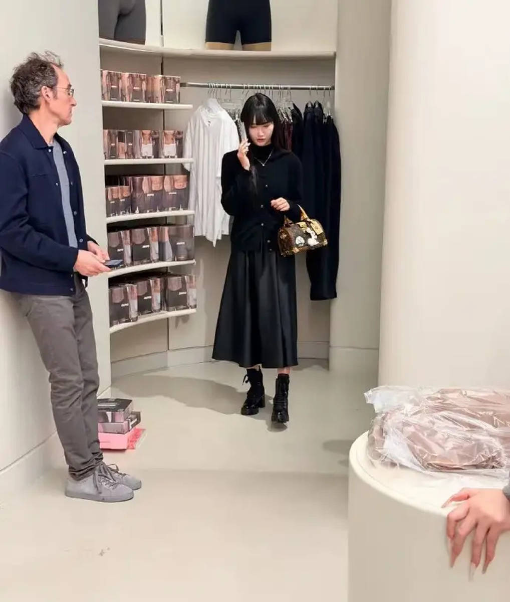 林俊杰陪七七购置女装被偶遇 贴心帮对方拎包包