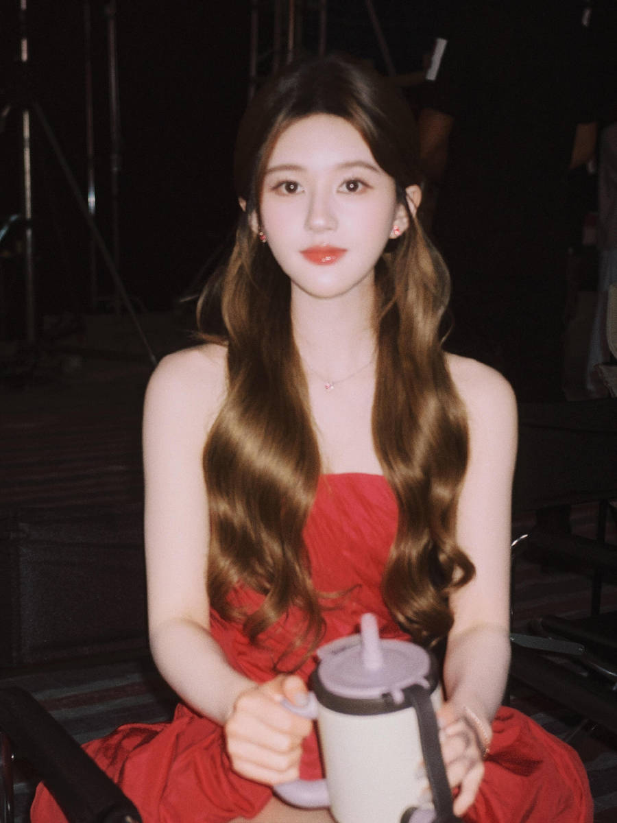 赵露念念穿抹胸裙明艳娇俏 金色鬈发造型元气又软萌