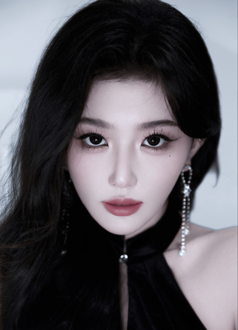 孔雪儿穿露背裙装酷飒性感 神态妩媚灵动超养眼