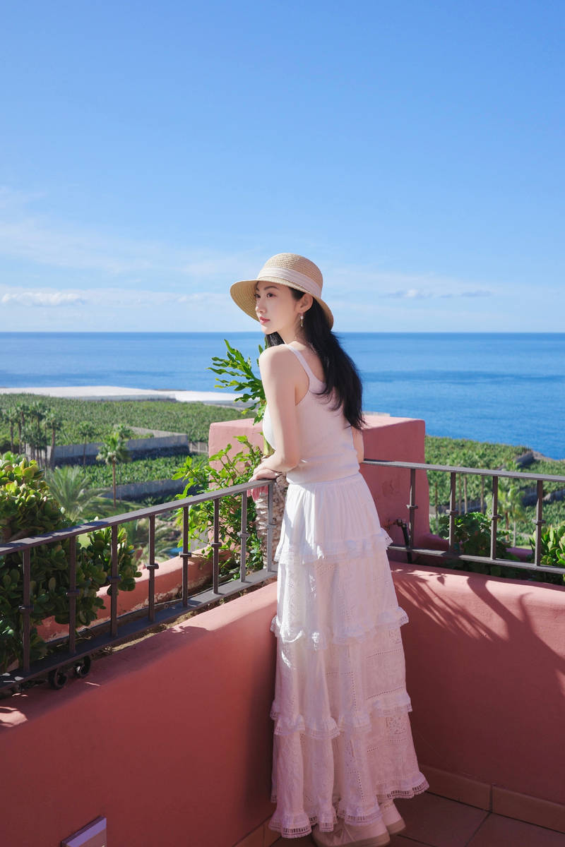 景甜晒海边美照好养眼！穿白色吊带裙气质清新靓丽