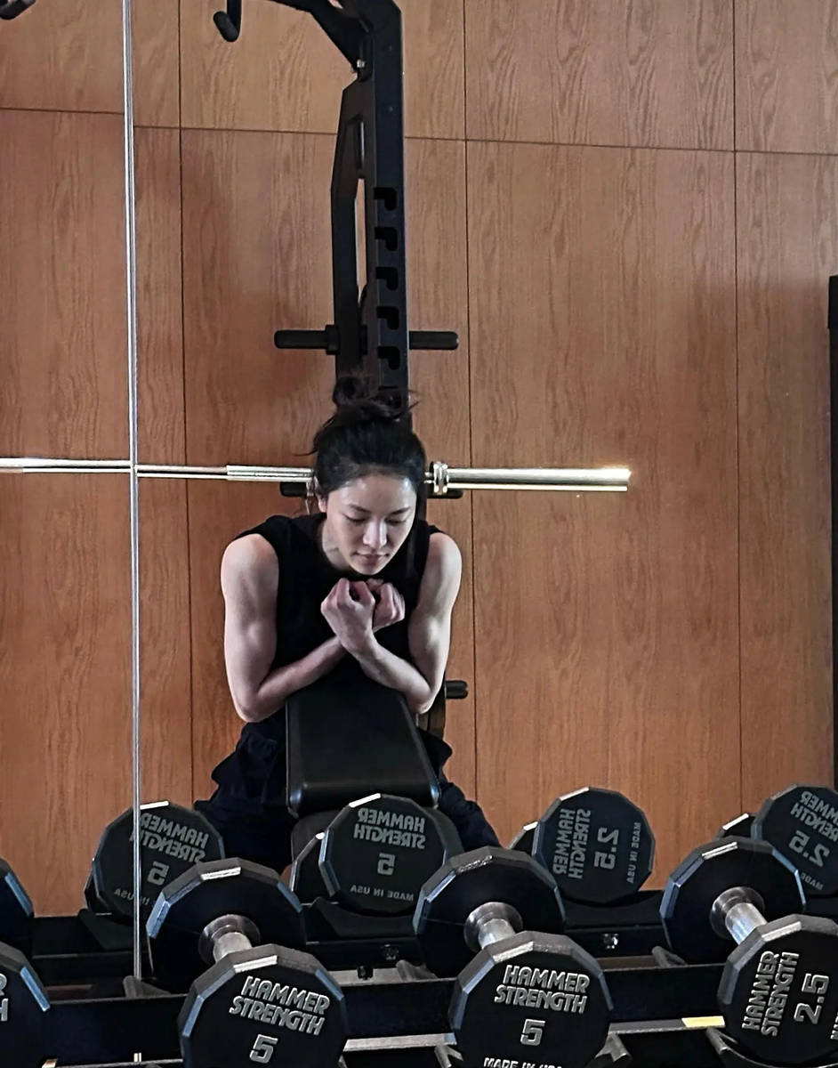 钟楚曦晒健身照大方展露手臂肌肉！健美身材超吸睛