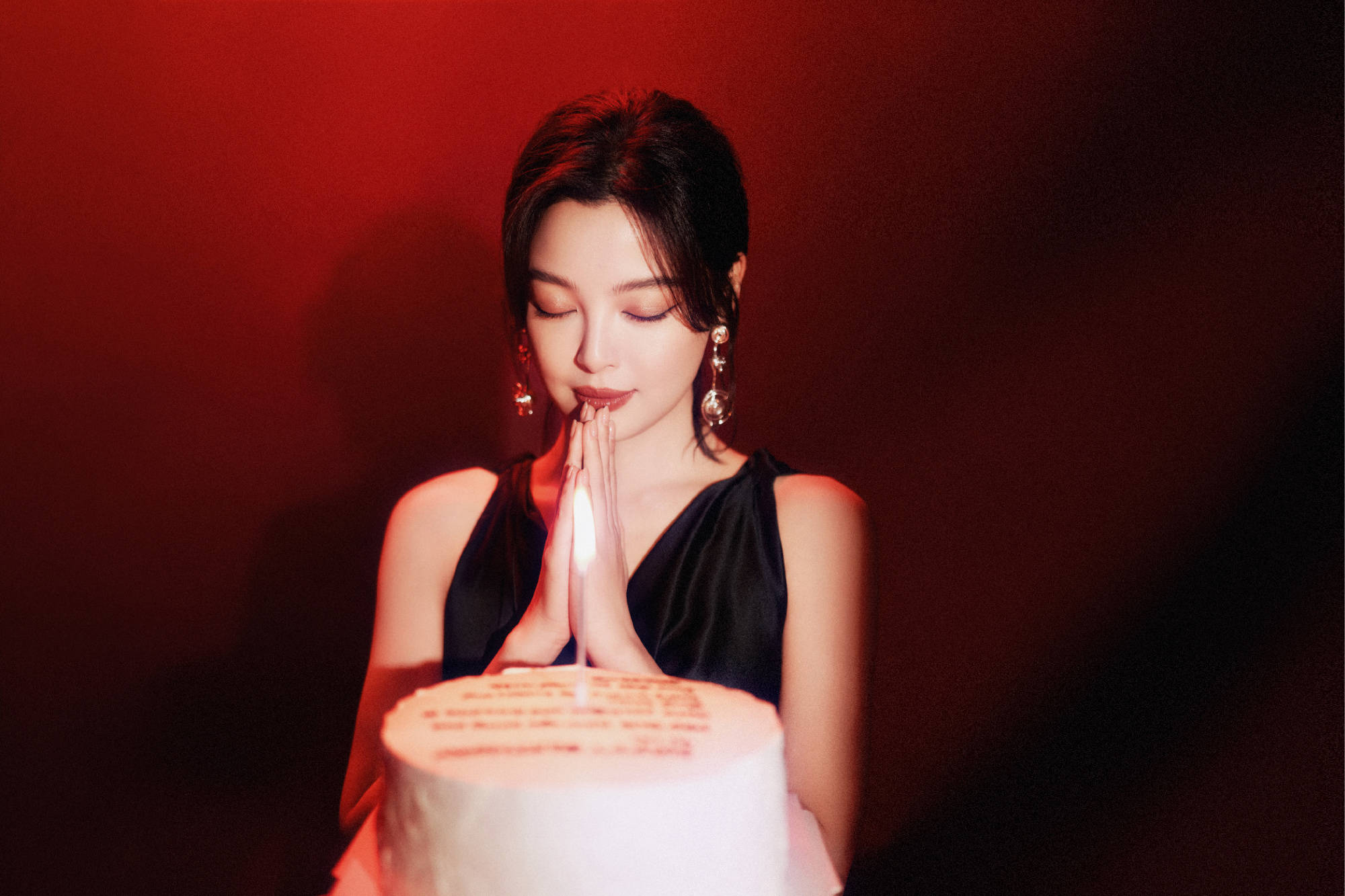 辛芷蕾身穿露背吊带裙性感吸睛 体格高挑气质在线