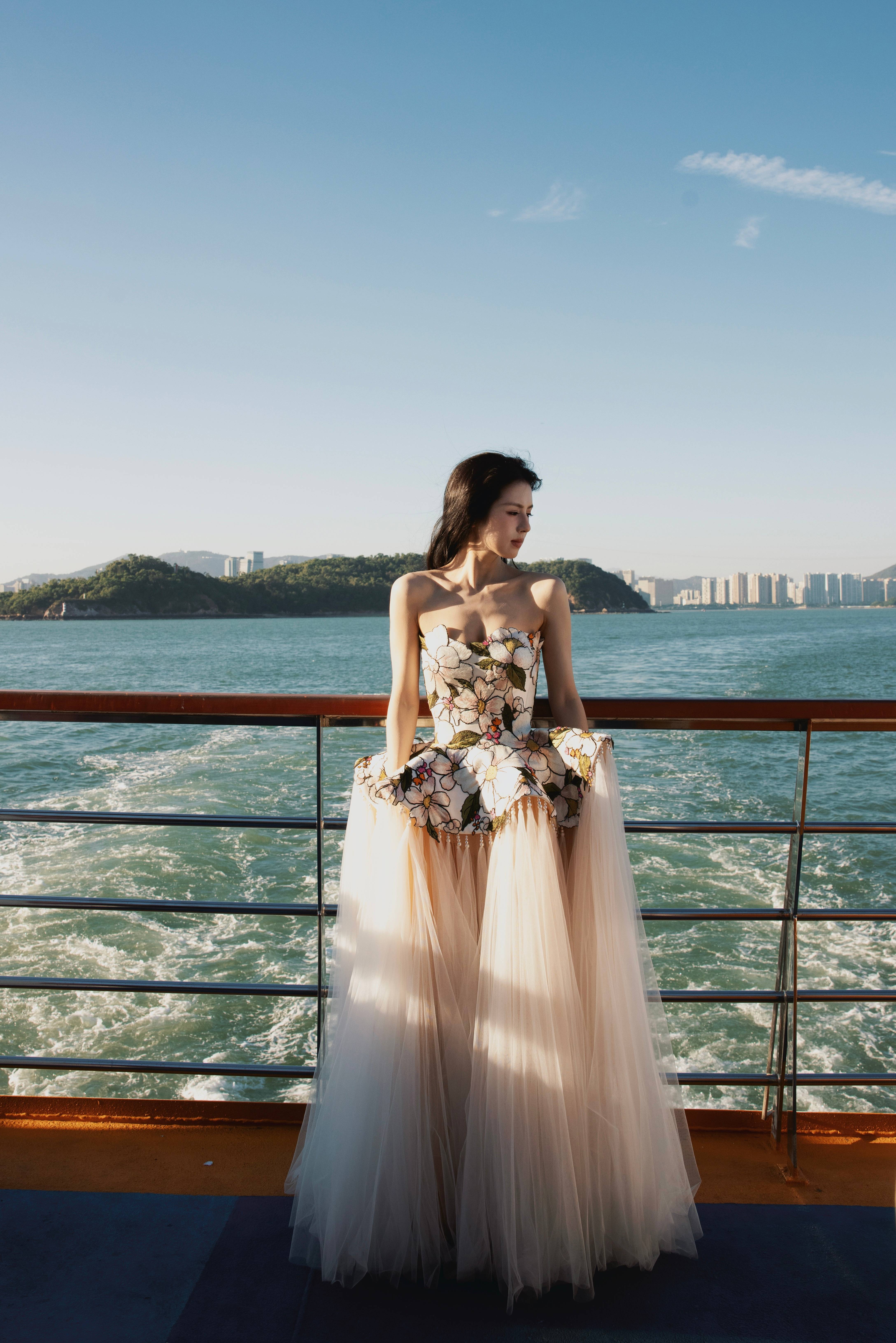 鹤男化身落跑公主清冷回眸 扎单麻花辫氛围感拉满