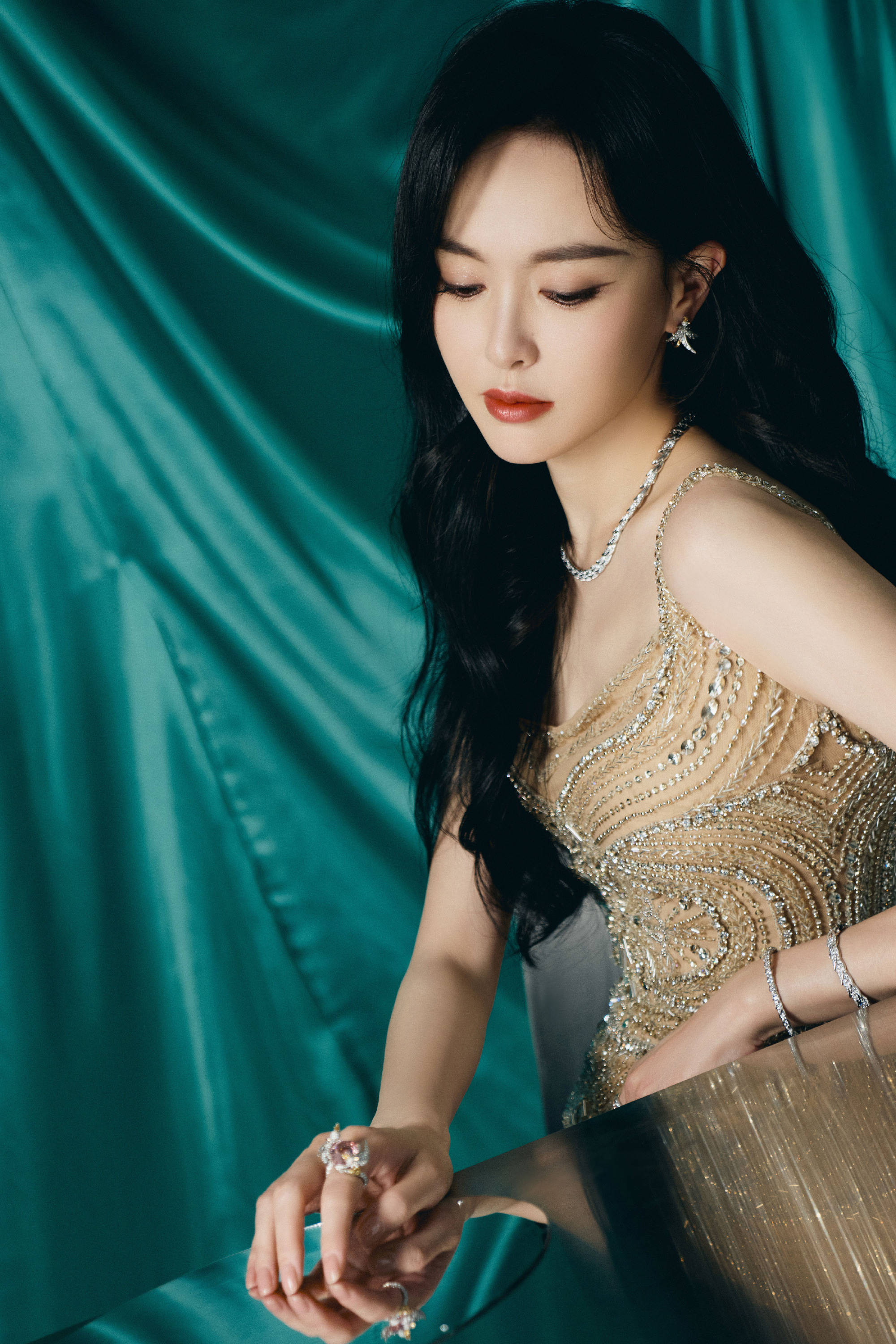 唐嫣穿镶钻吊带能干迷东谈主 笑貌甜好意思面若桃花气色好