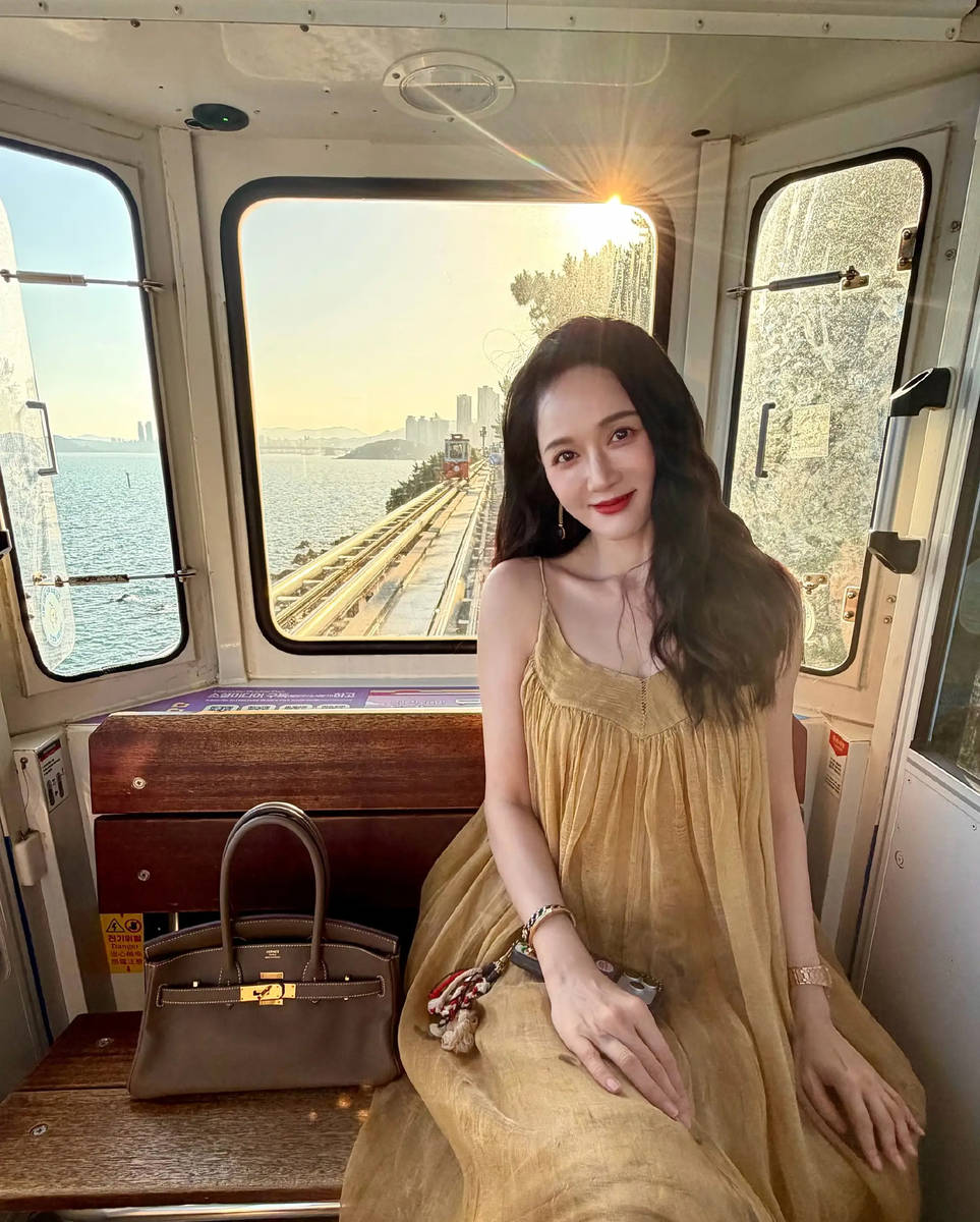 陈乔恩乘车游览美景 绽放甜美笑容秒变活泼少女