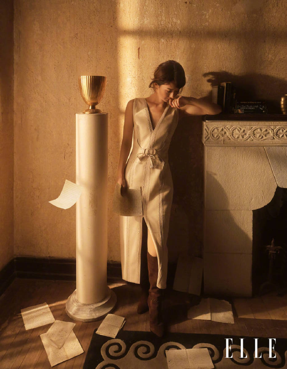 赵丽颖复古感大片释出 暖调光影勾勒慵懒优雅感