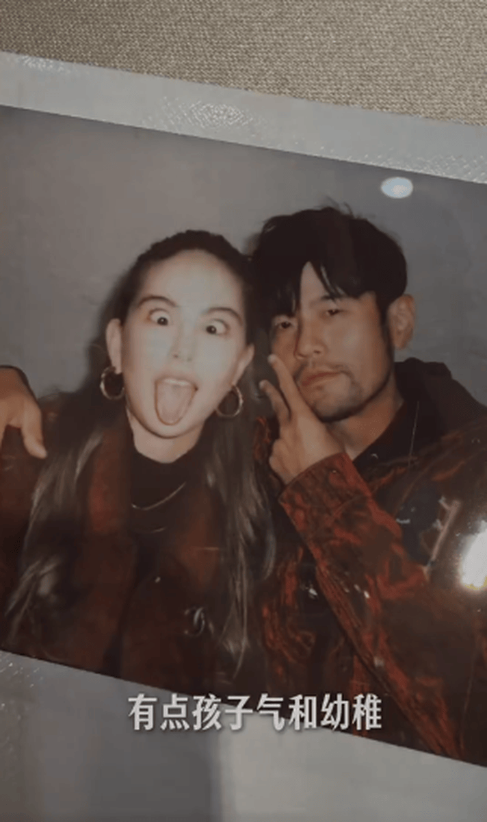 昆凌晒出一家出行视频 与周杰伦搞怪合照好俏皮