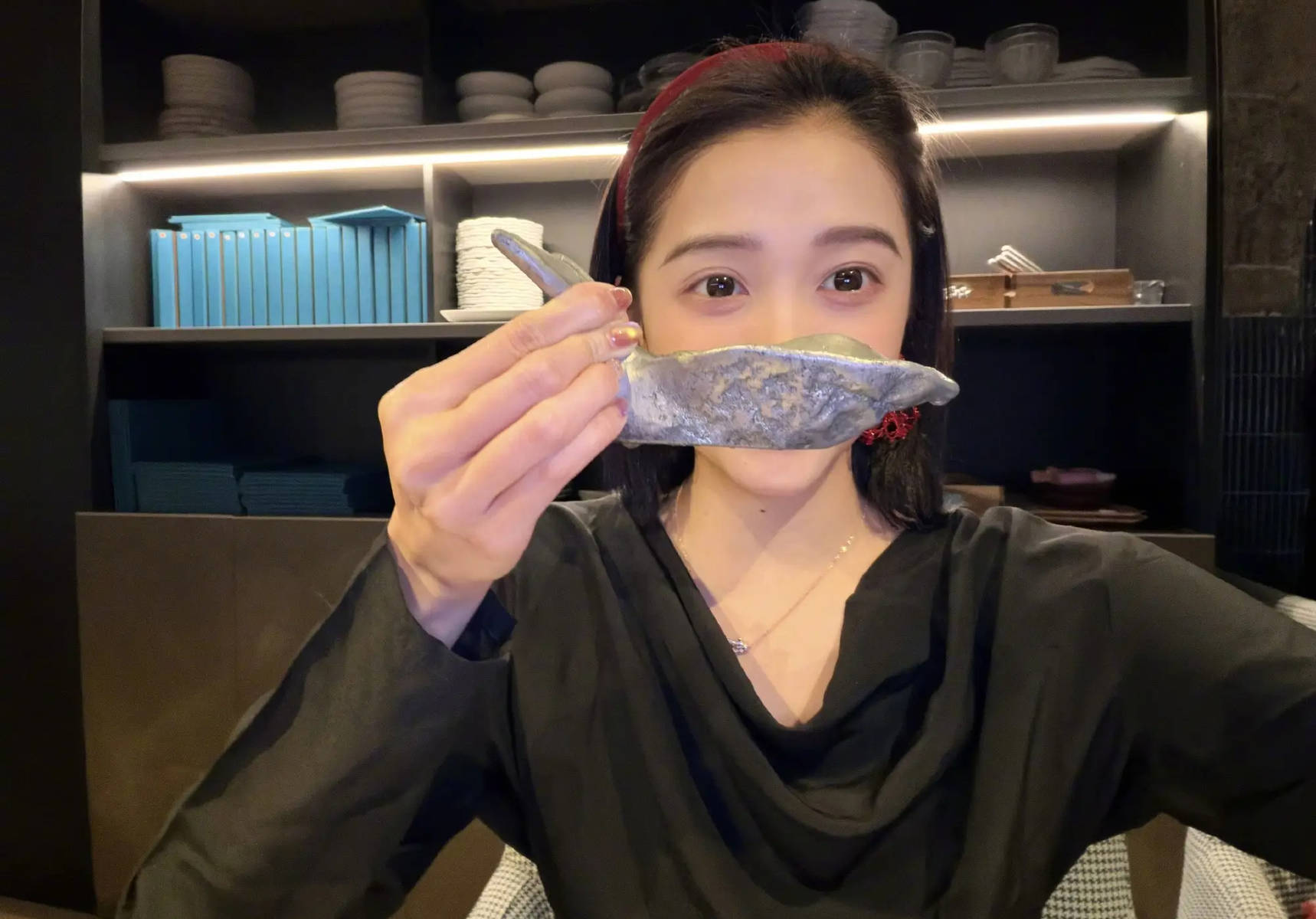 关晓彤分享假期旅行随拍照 戴精致耳饰貌美如花