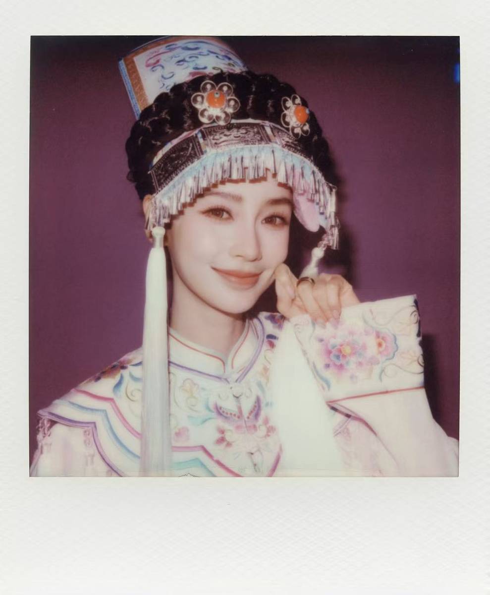 杨颖化身绝美白翼天使 五官精致气质圣洁太养眼