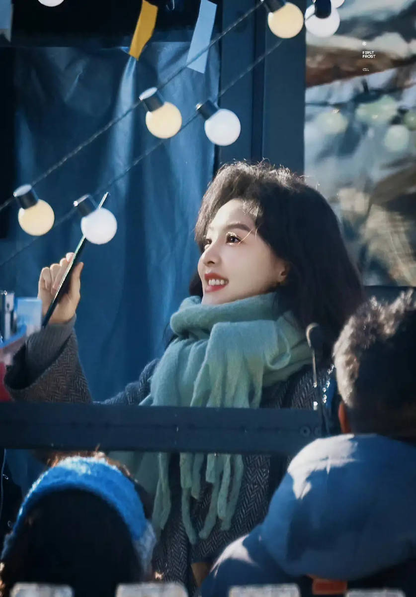 章若楠在雪地里荡秋千笑容甜美 长发微卷清冷温柔