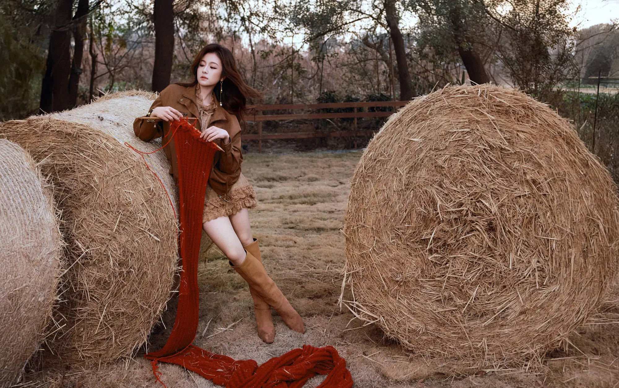 李兰迪晒棕色系穿搭 一头长卷发尽显温婉