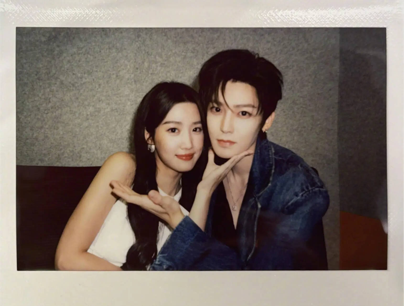 卢昱晓晒与侯明昊拍立得照 两人双手比耶动作搞怪