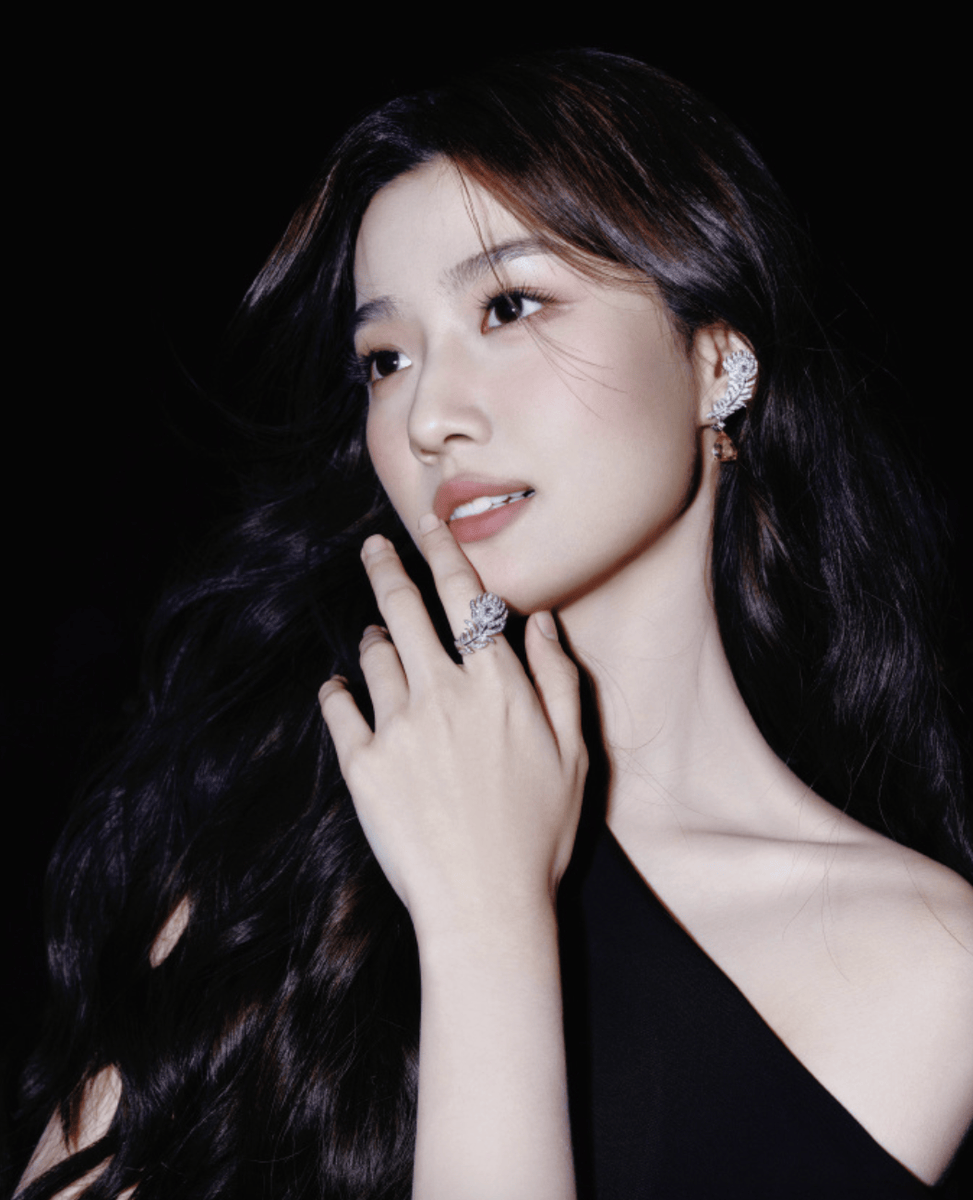 卢昱晓玄色露肩装勾画优雅弧线 慵懒中藏欢快气场