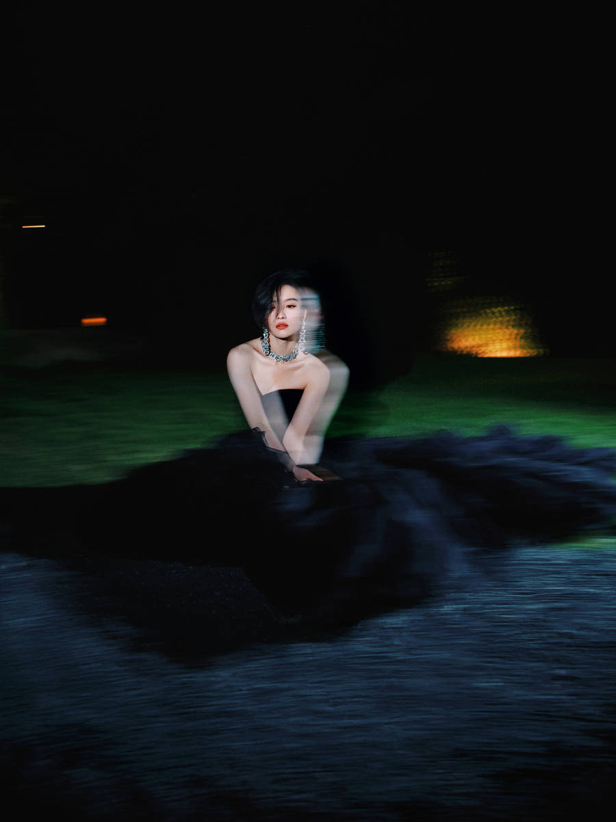 倪妮穿抹胸长裙性感魅惑 黑发红唇眼神妩媚撩人