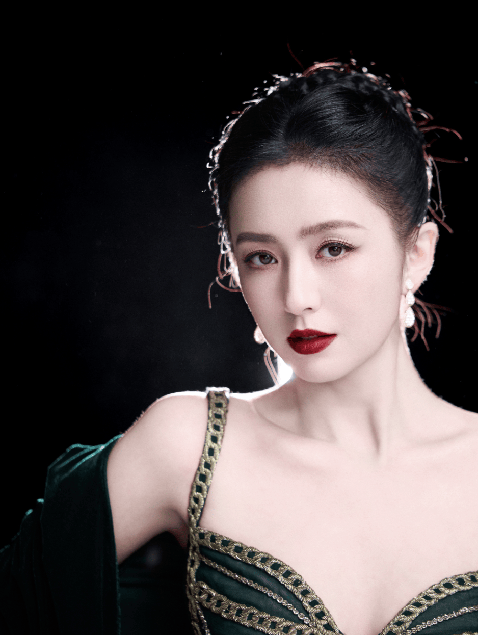 佟丽娅穿墨绿丝绒裙肩颈纤美 窈窕身姿优雅动人