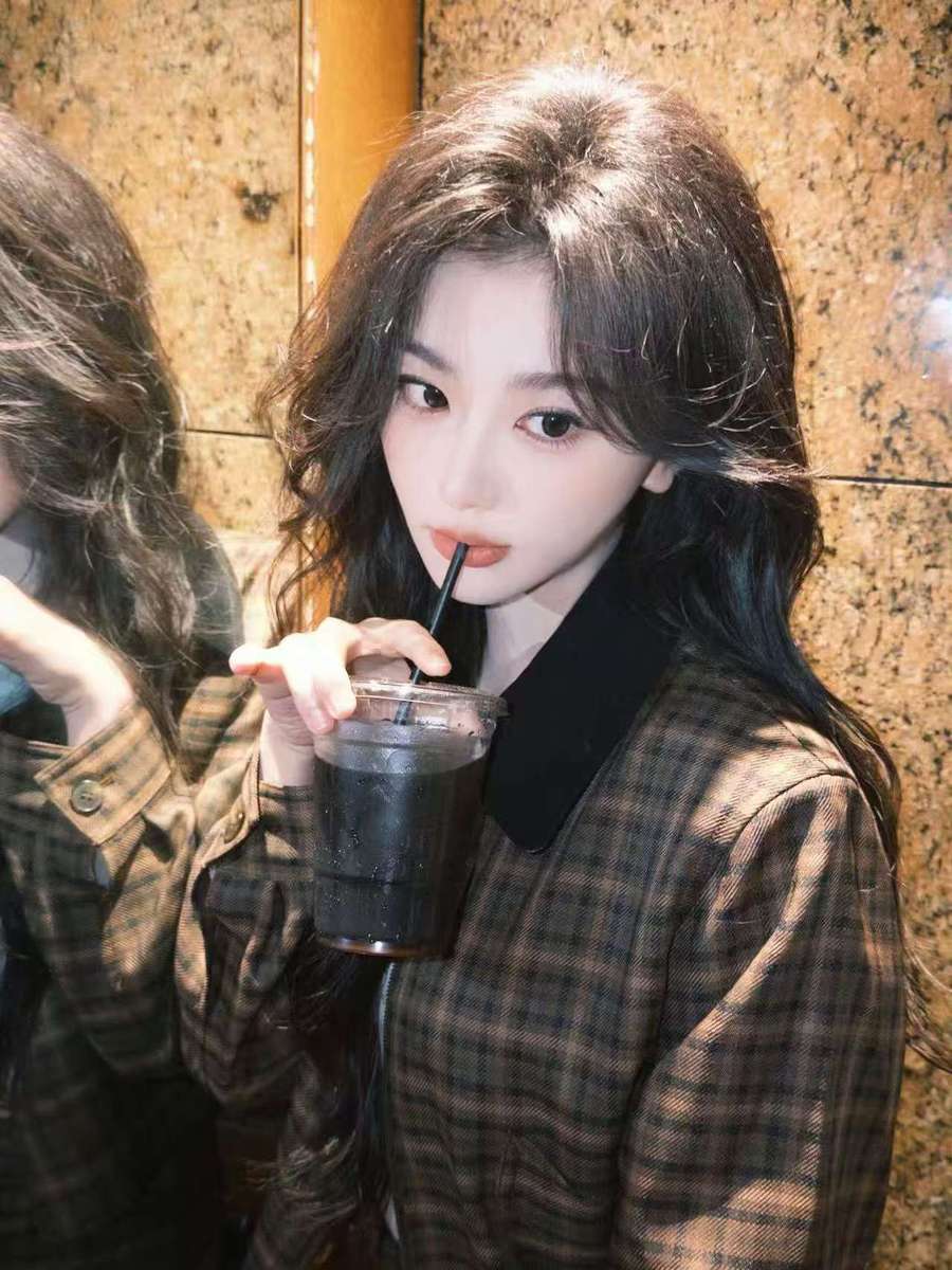 孔雪儿穿棕色格纹外套 慵懒松弛美拉德风好吸睛