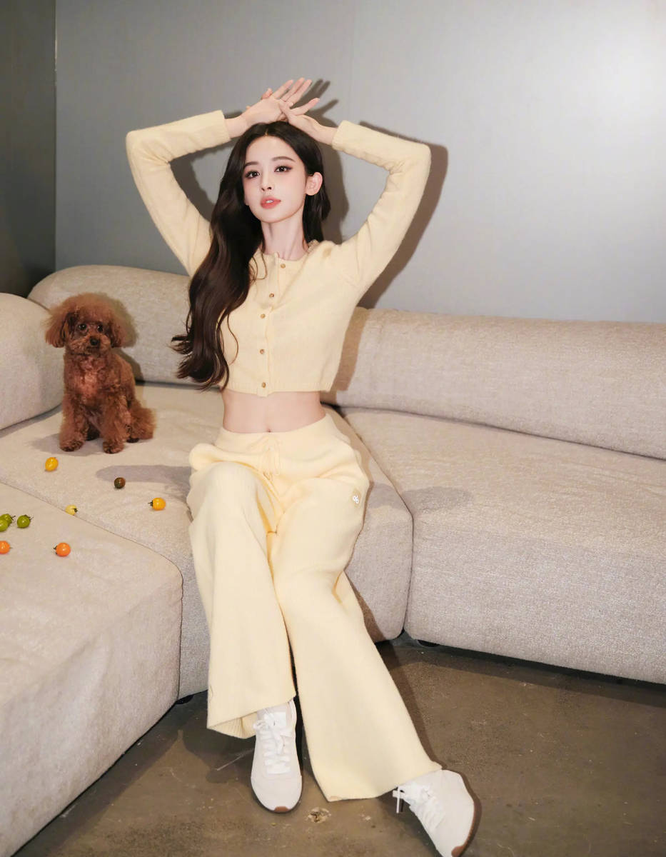 古力娜扎穿嫩黄色套装温柔明媚 露纤细腰肢似少女