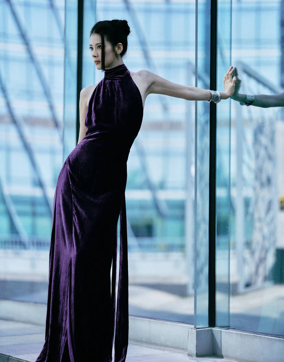 赵昭仪穿紫丝绒裙神态冷峻 侧身回眸气场酷飒神秘