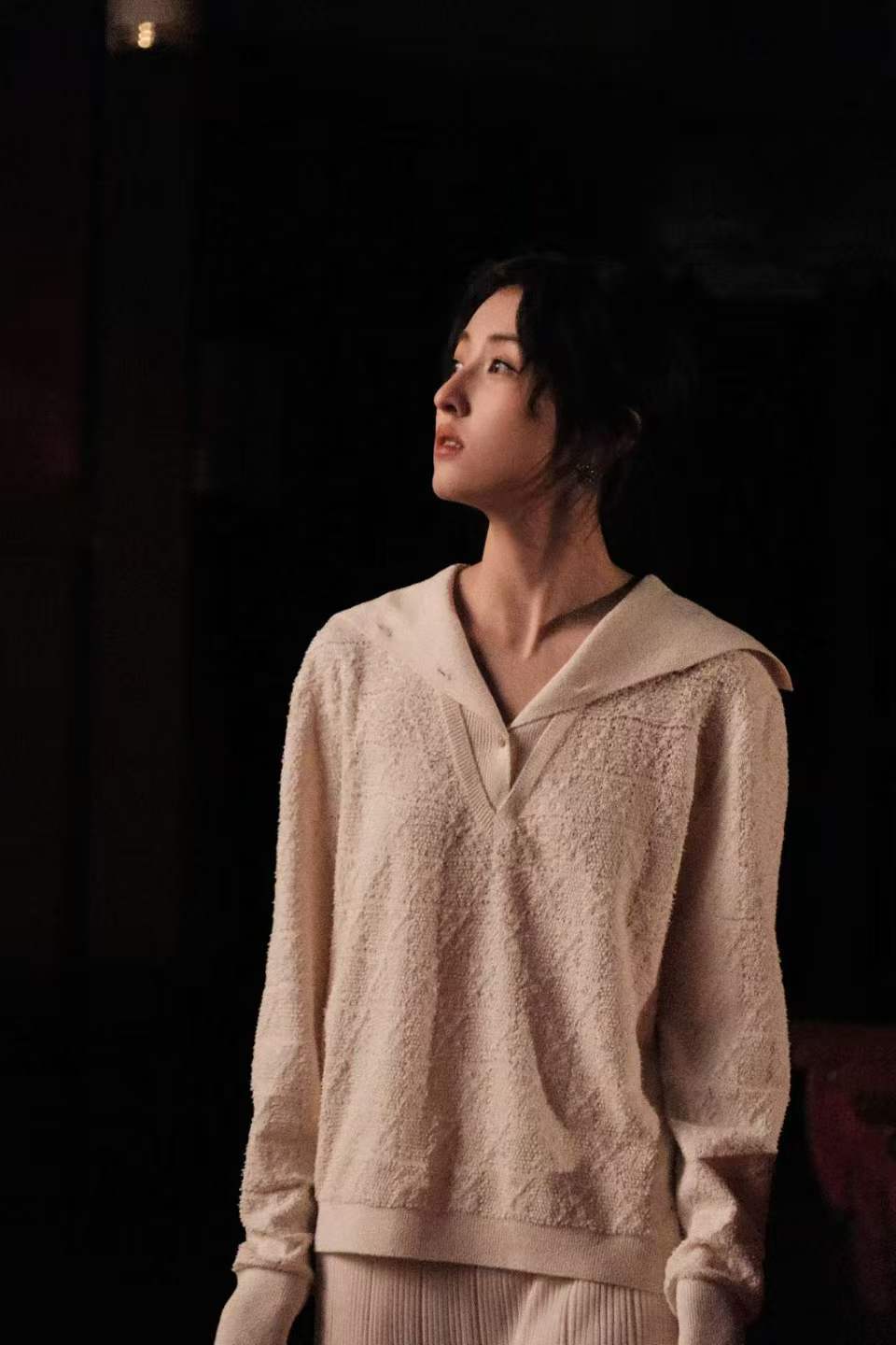 张子枫素色诚恳衬得眉眼干净 低马尾尽显文艺气质