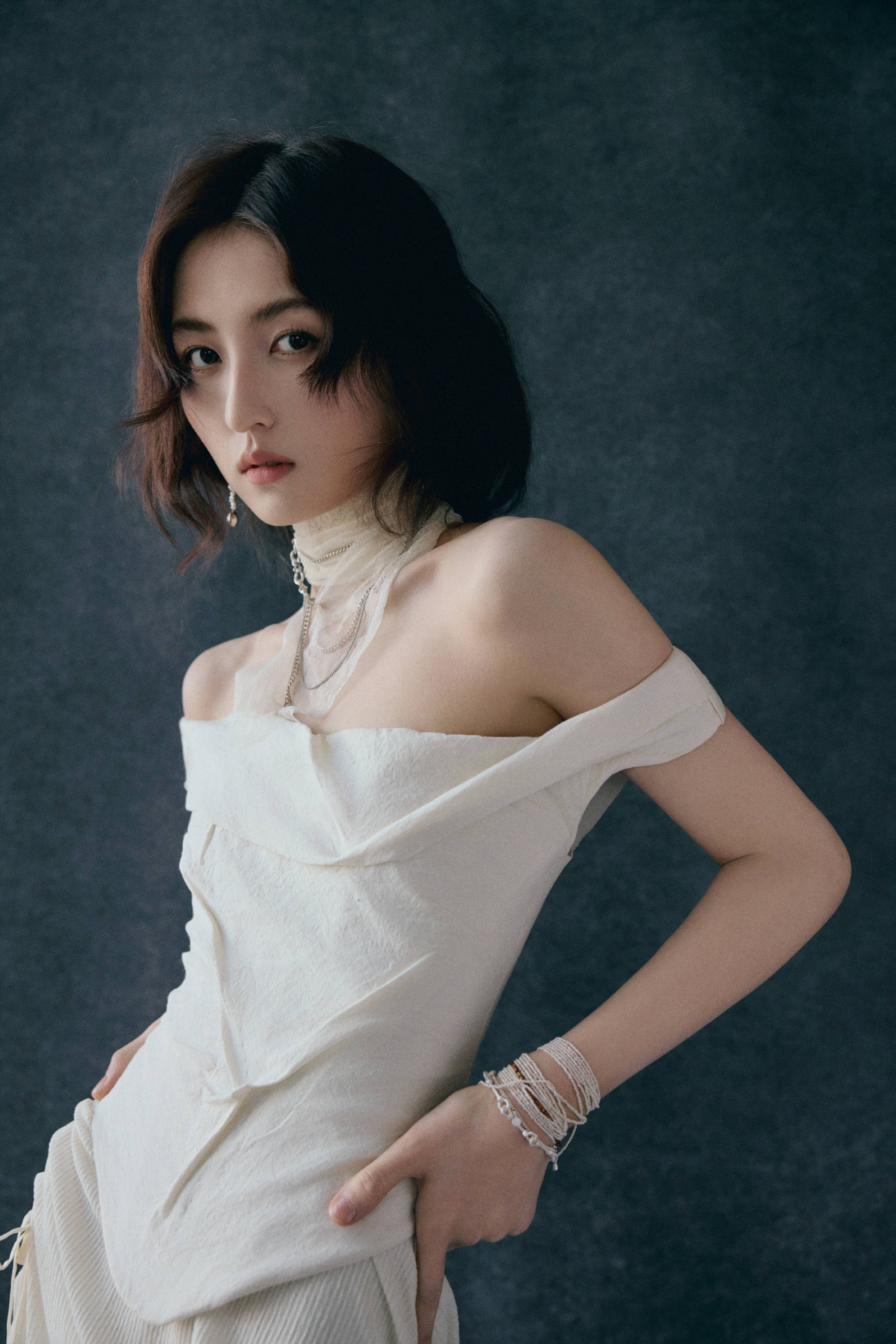 张子枫穿一字肩长裙精巧矜贵 垂眸千里想似女神来临