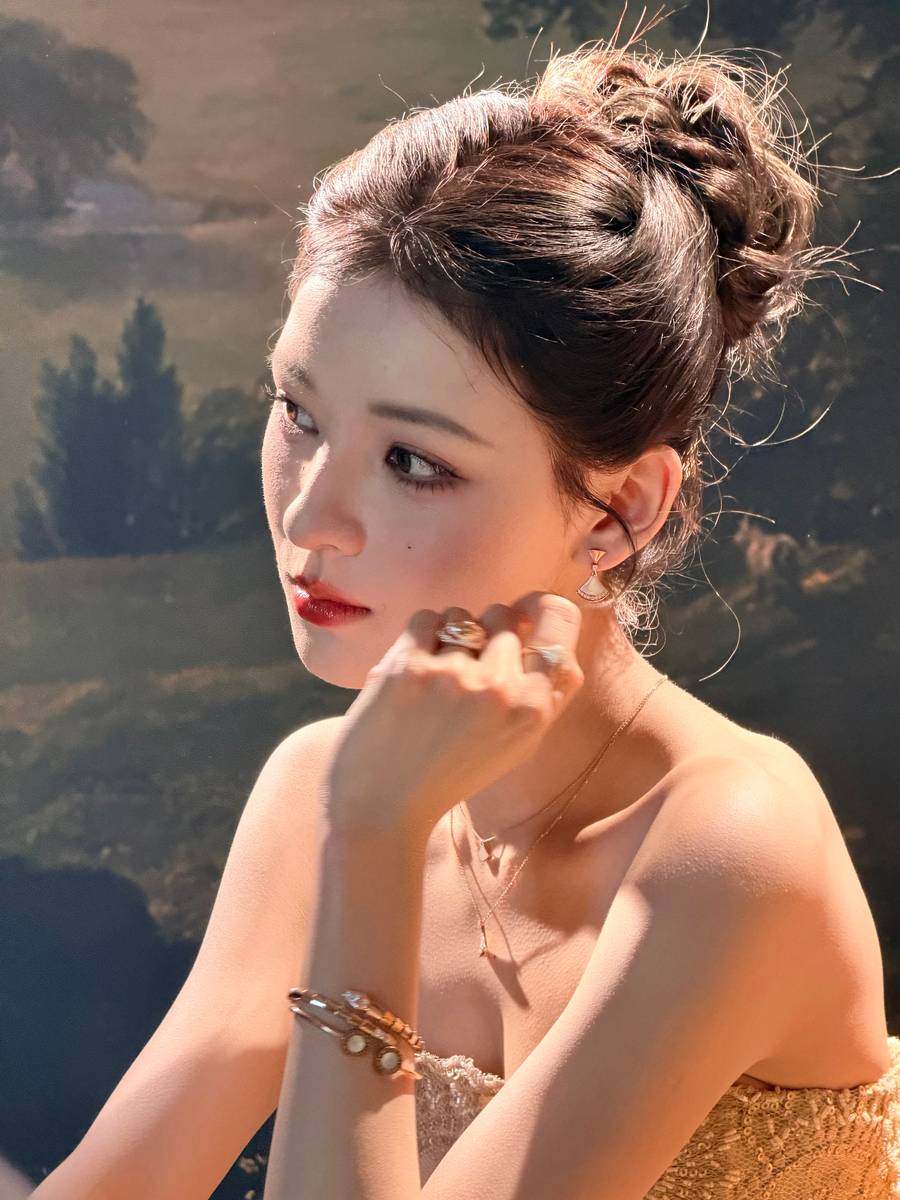 张予曦一袭鎏金裙好身材尽显 盘发造型优雅贵气