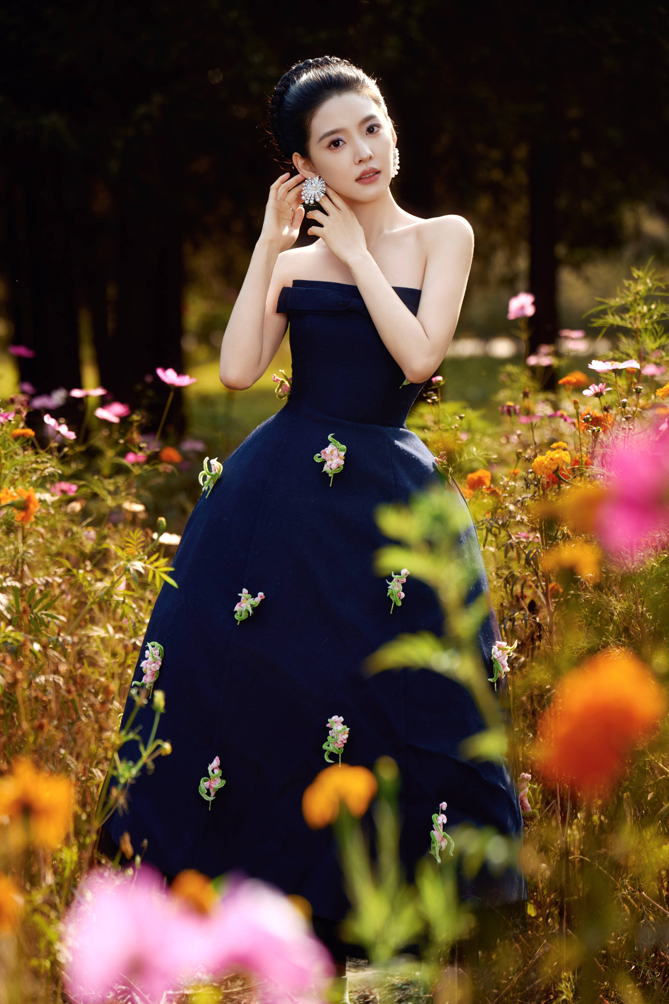 章若楠穿抹胸裙娇俏明媚 置身花丛尽显温柔优雅