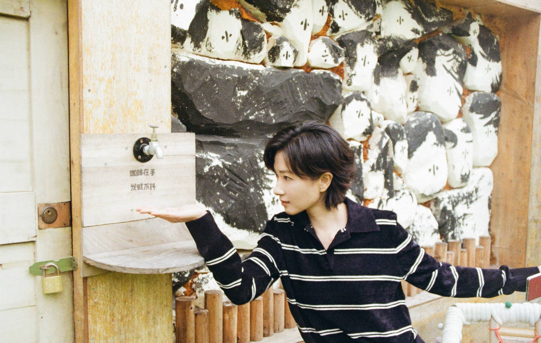 万茜穿搭随性在公园游玩 坐在湖边慵懒惬意