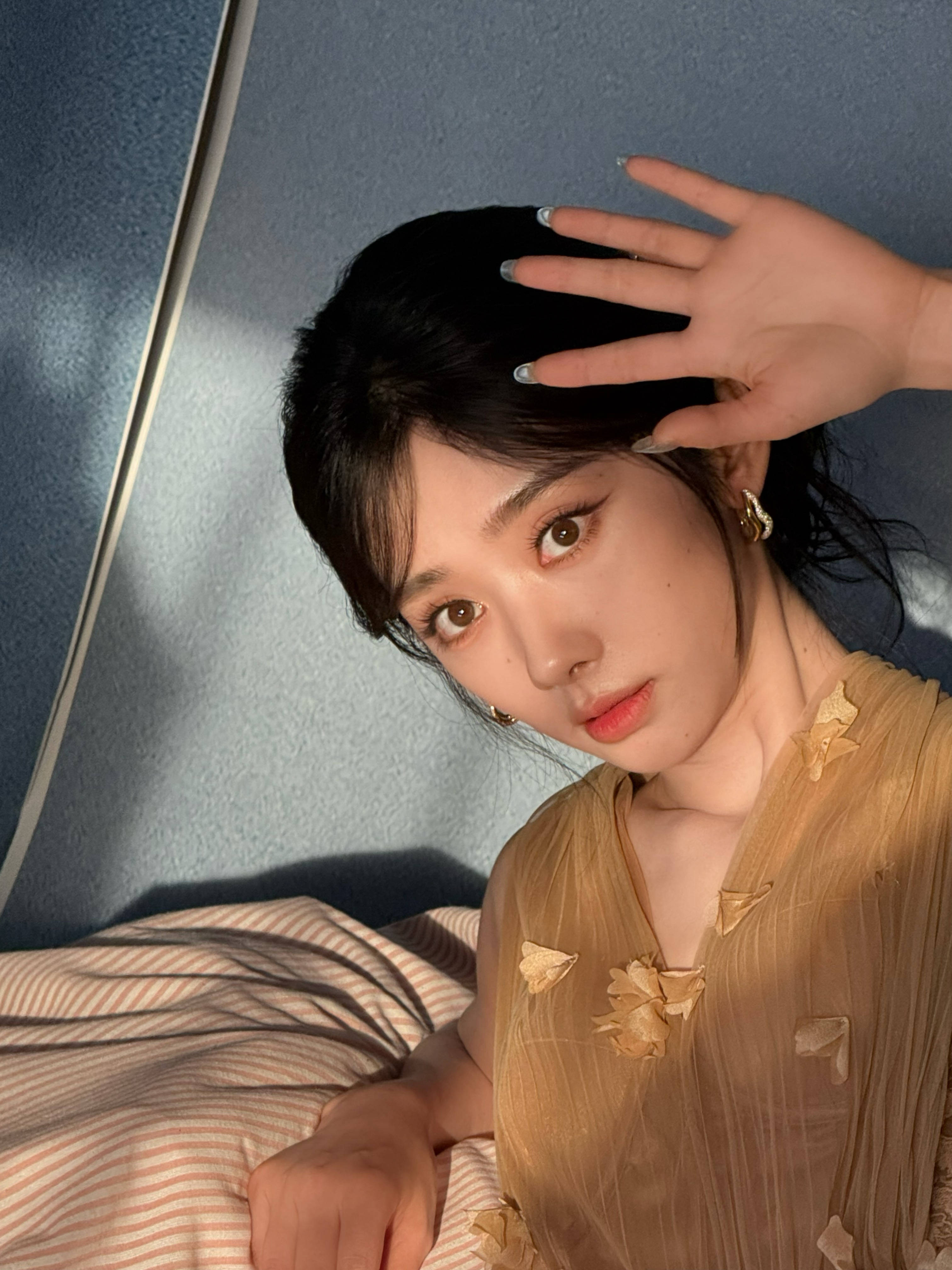 王影璐穿薄纱裙甜笑神采呆萌 乖巧伸懒腰似小猫咪