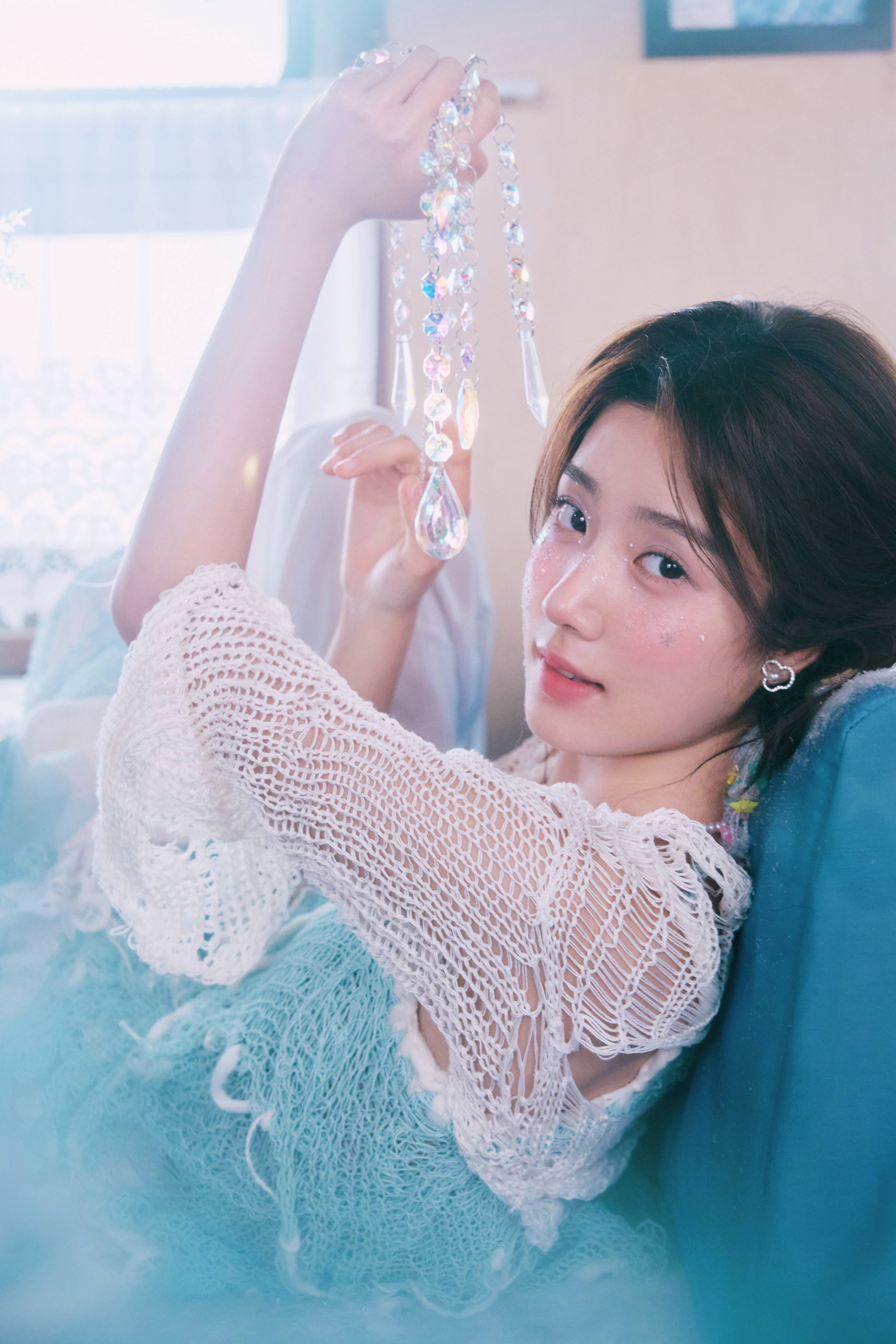 卢昱晓化身冰雪公主抽象秀气 垂眸千里念念显虚幻氛围