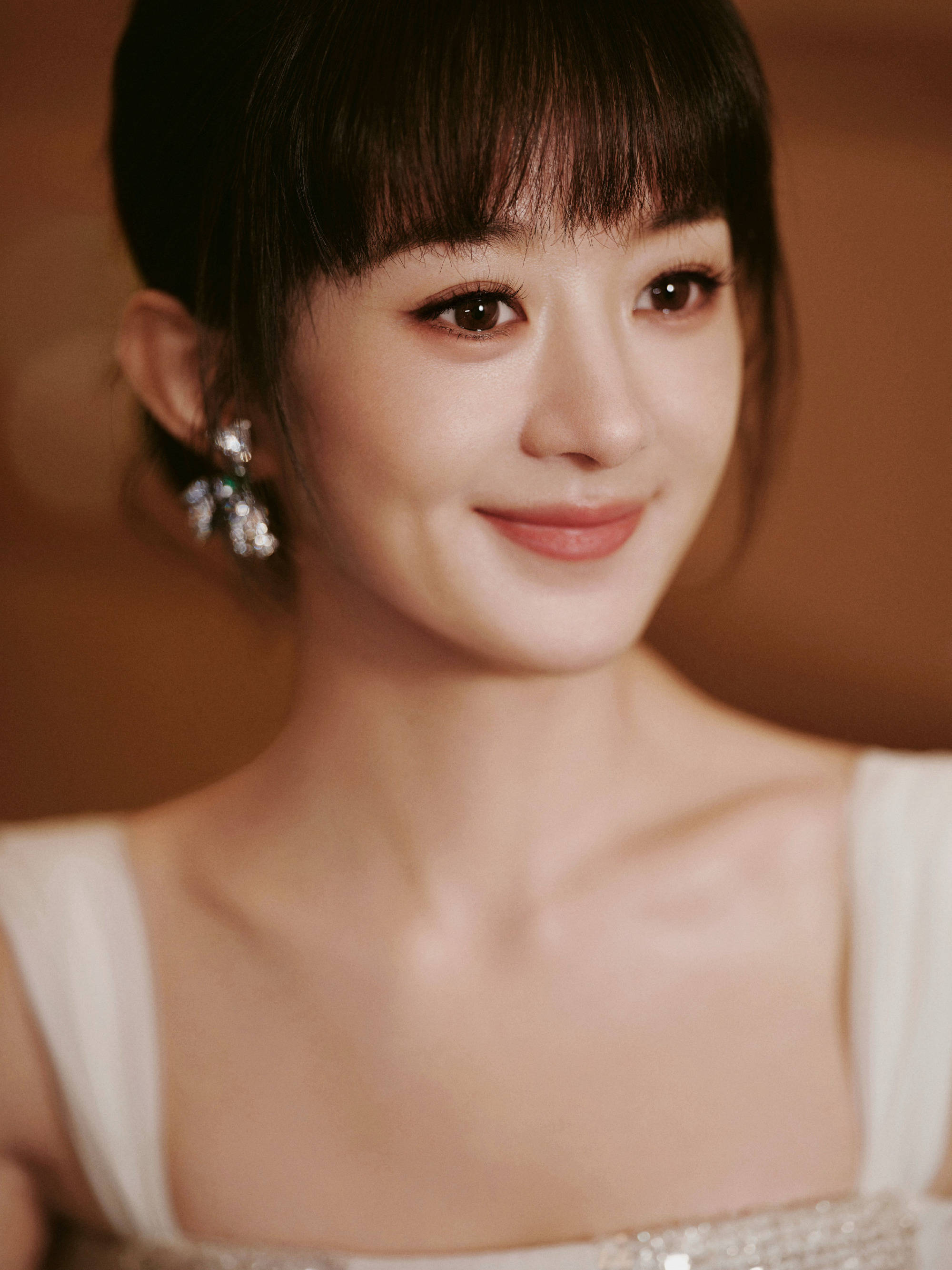 赵丽颖穿流苏裙气质优雅迷东谈主！梳都刘海发型超可儿