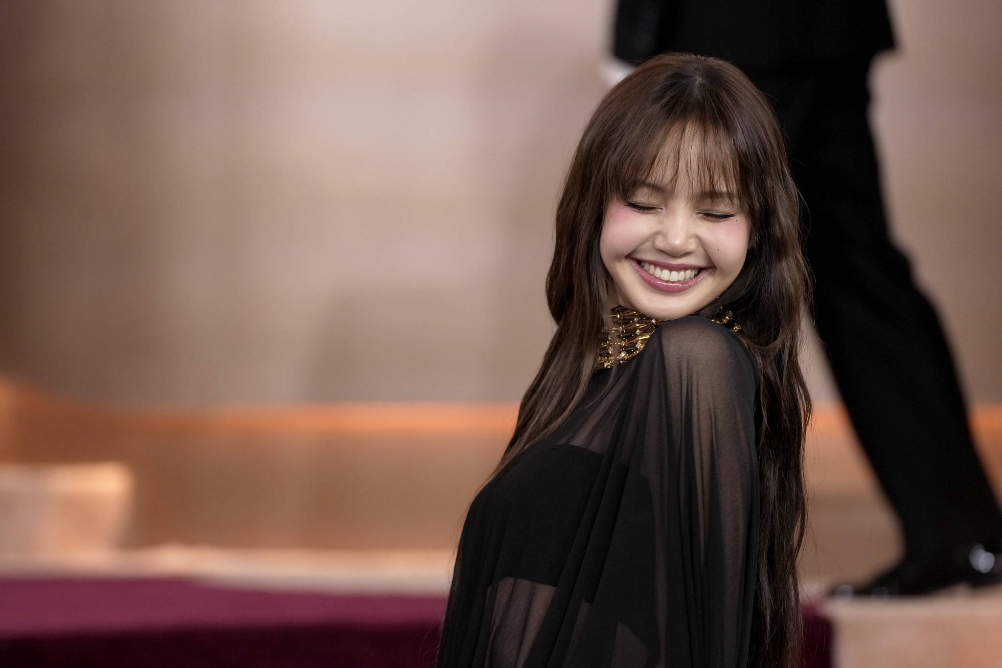 Lisa出席金球奖授奖红毯 穿零丁透视黑裙性感秀逸