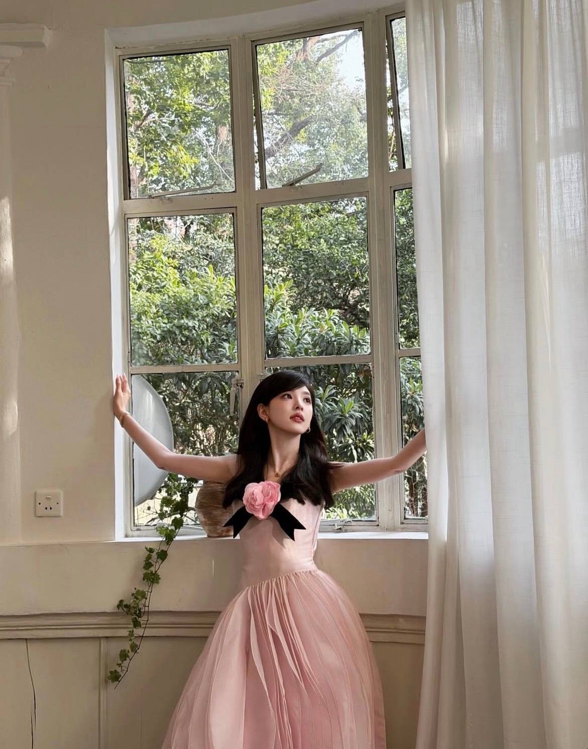 章若楠穿粉抹胸裙明媚娇俏 托脸千里想好似千禧公主