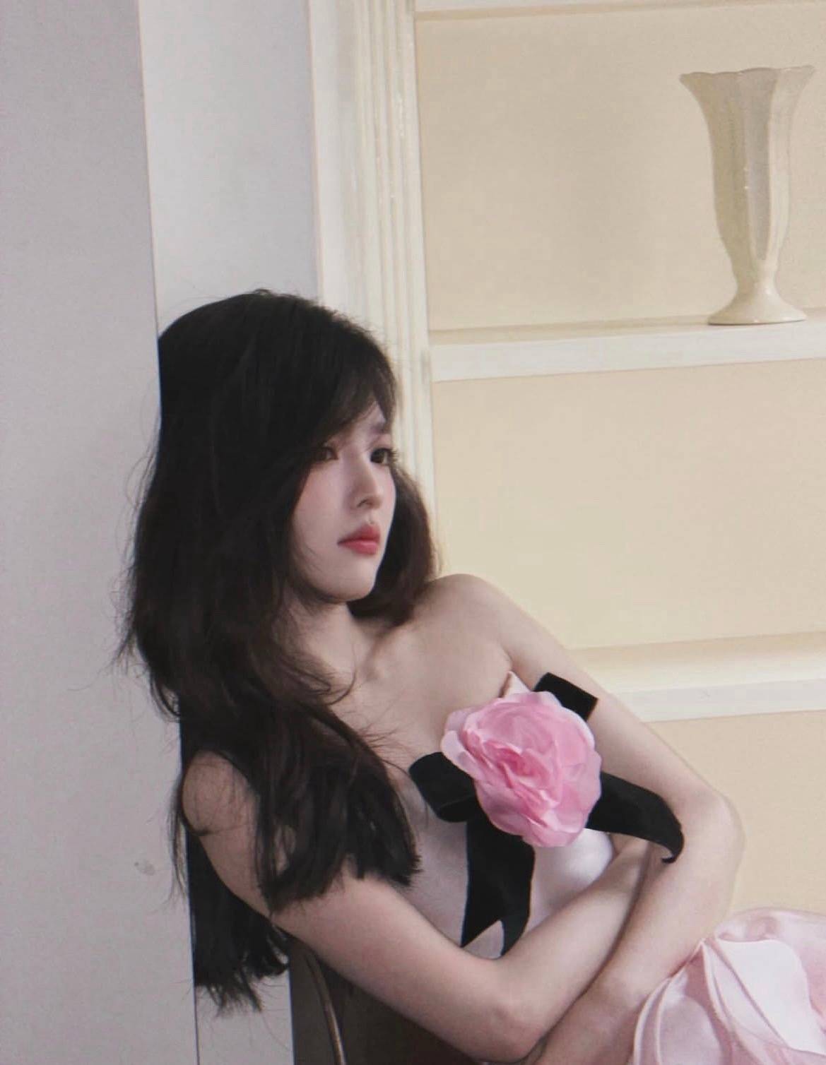 章若楠穿粉抹胸裙明媚娇俏 托脸千里想好似千禧公主