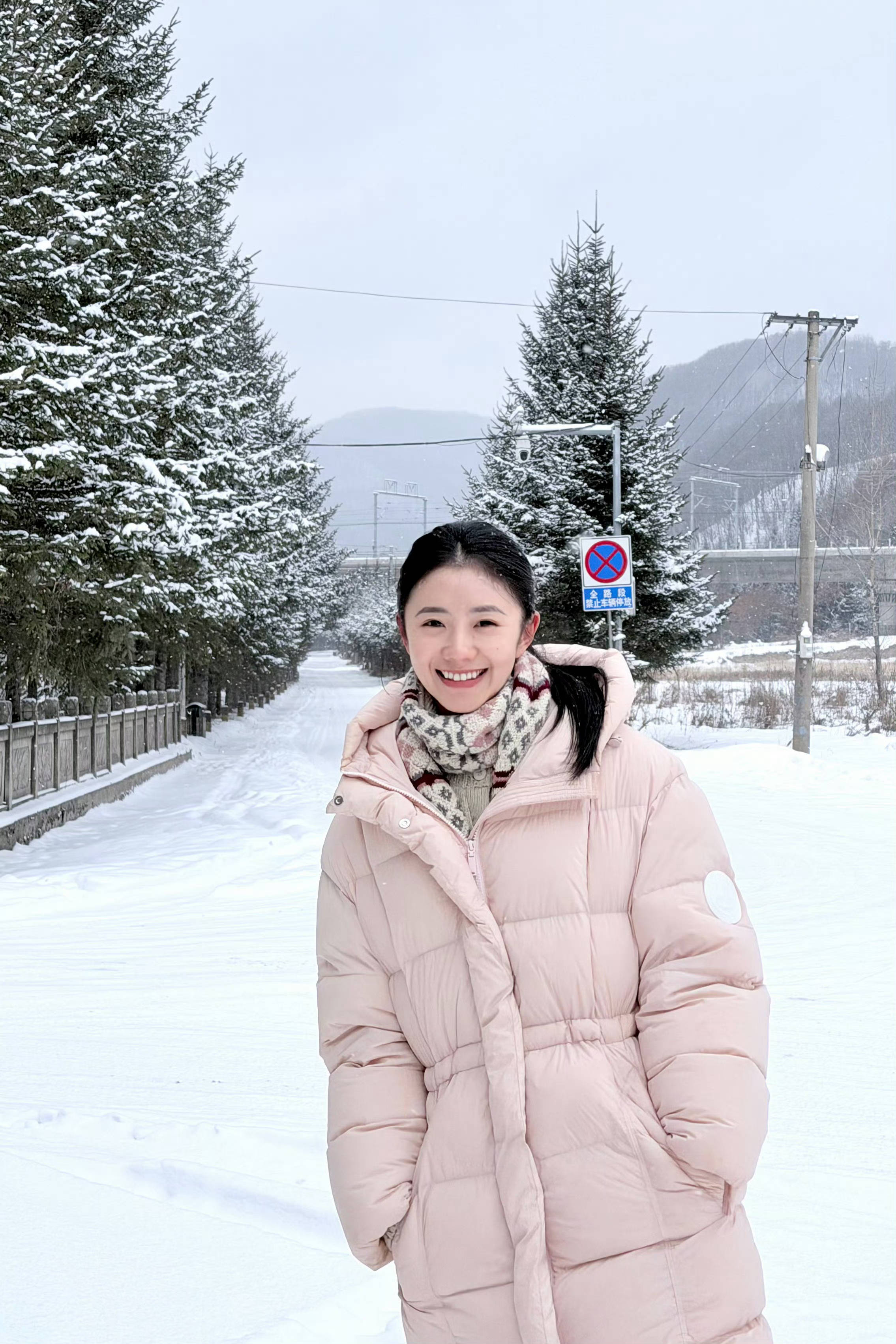 刘浩存穿粉色羽绒服笑脸清甜 雪中奔走充满人命力