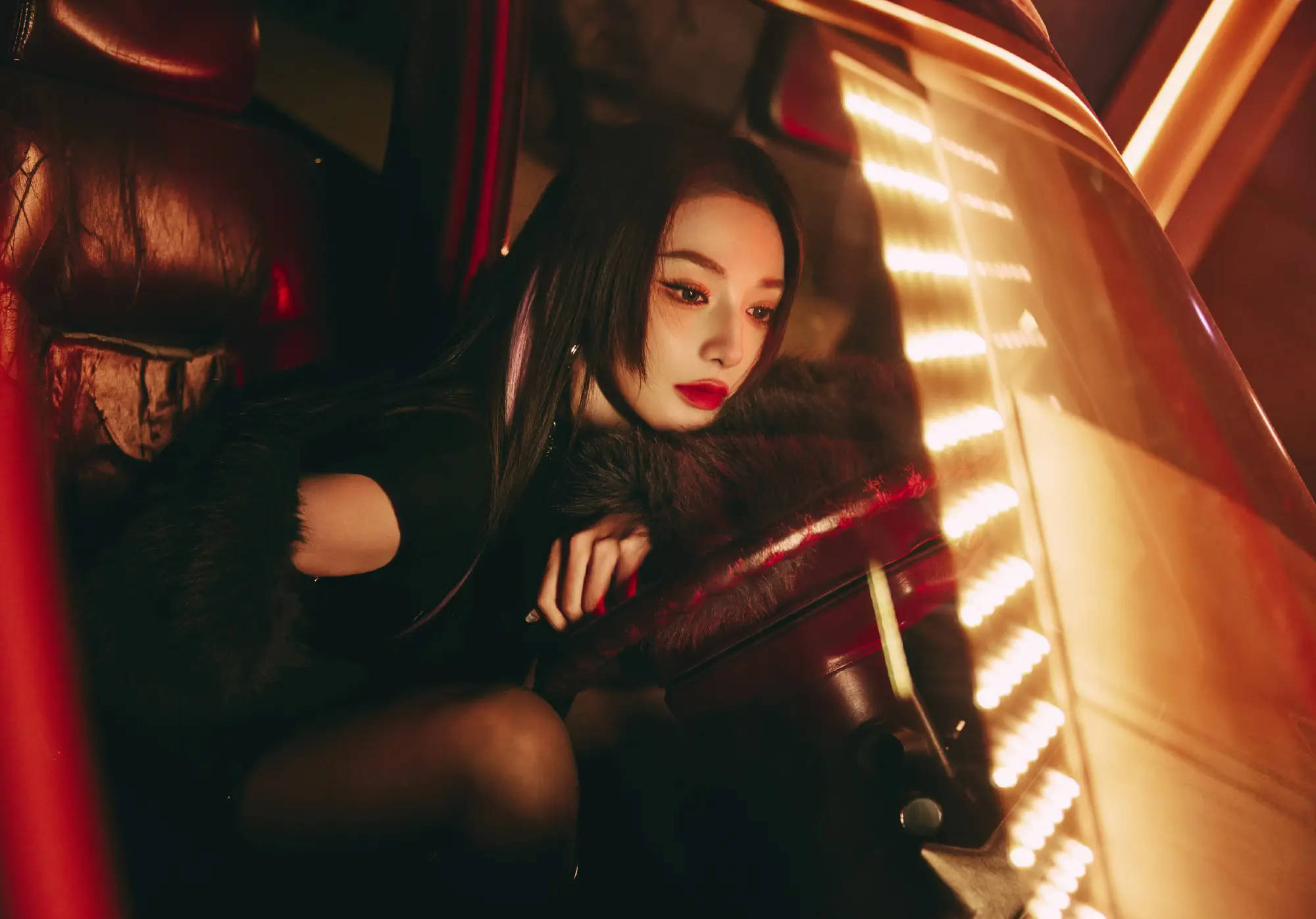 彭小苒穿镂空连体衣躯壳火辣 抬手遮眸显飒媚气场